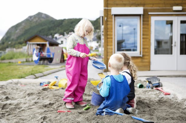 Barn som leker i en sandkasse 