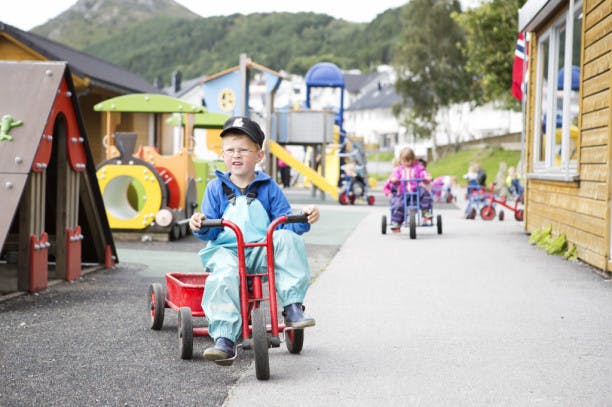 Barn som sykler på en lekeplass 