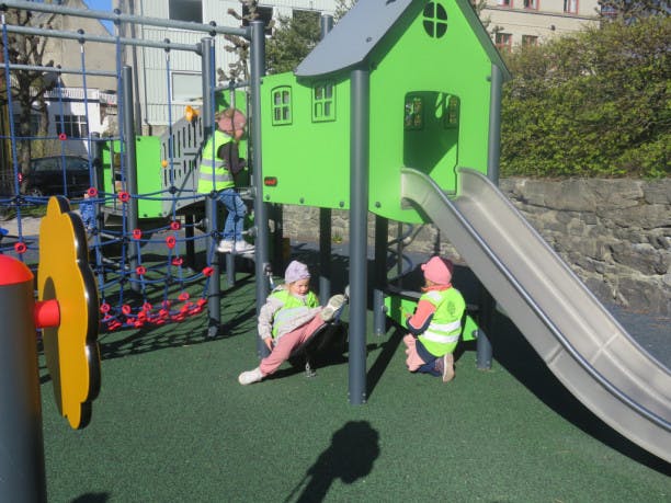 To unger som leker på lekeplassen 
