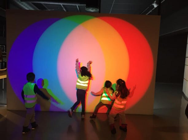 Barn som leker med fargerikt lys fra prosjekter 