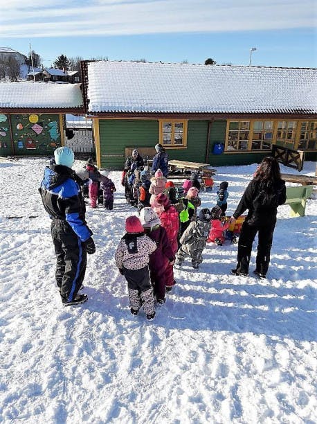 Barn ute i sn