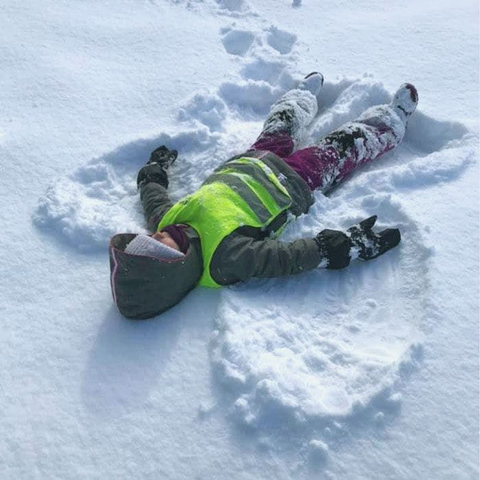 Et barn lager snøengel
